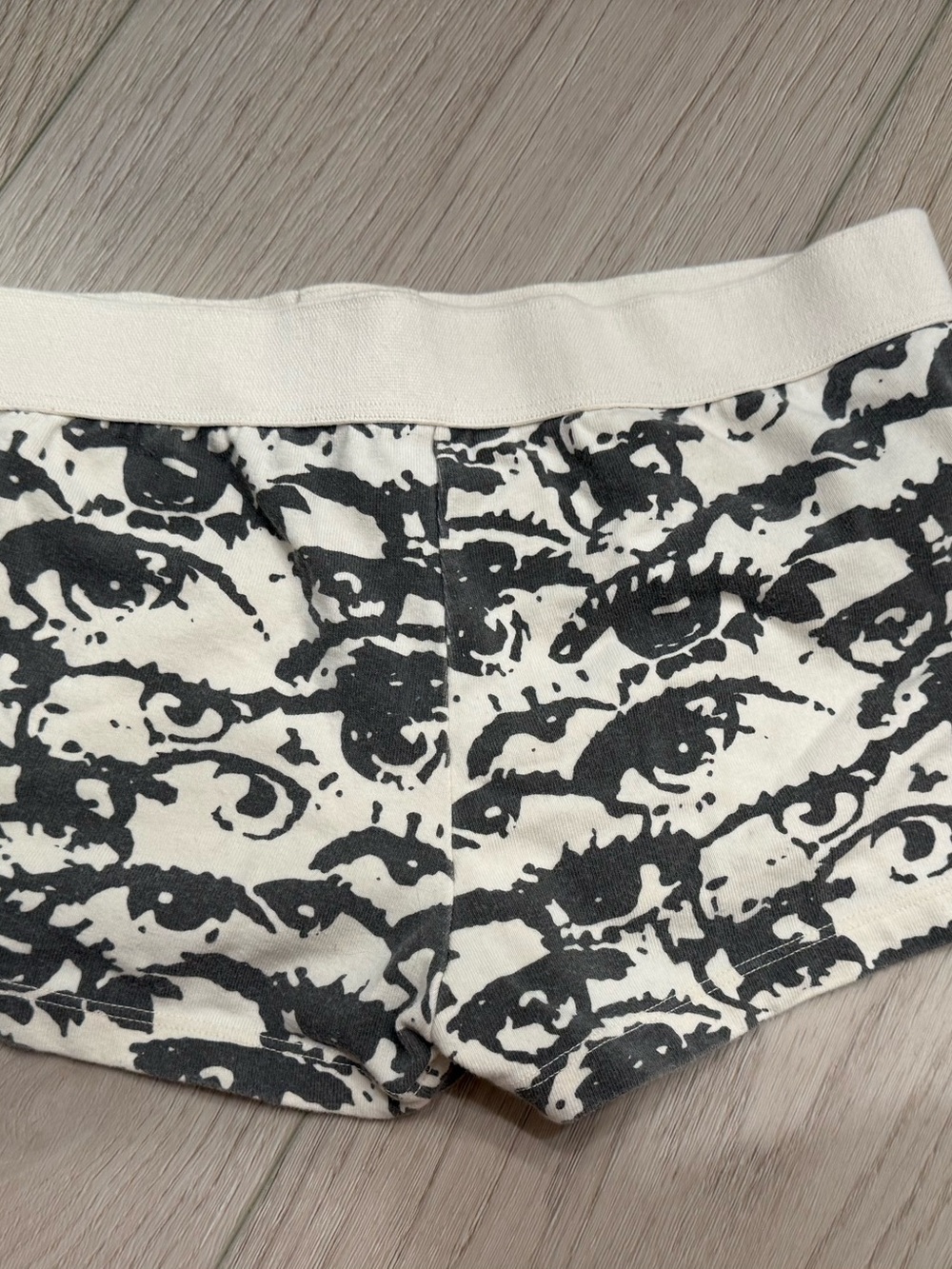 Brandy Melville Black & Cream Eye Motif Lounge Bike Shorts - Picture 3 of 3